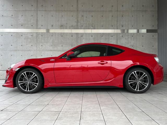 86 GT TRDエアロ 禁煙車 6速MT SDナビ バックカメラ スマートキー&プッシュスタート ETC デュアルオートエアコン 革巻きハンドル HIDヘッドライト 純正17インチアルミ(23枚目)