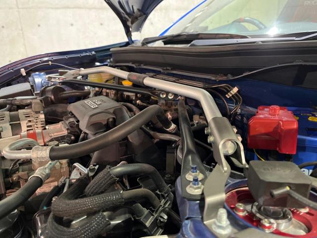 ＢＲＺ Ｓ　禁煙　ＲＥＣＡＲＯシート　ＲＡＹＳ製１７インチアルミ　６連ＭＴ　バックカメラ　ドライブレコーダー　ＥＴＣ　ＳＴＩタワーバー　純正革巻ステアリング　ＨＩＤヘッドライト　アクセスキー＆プッシュスタート（9枚目）