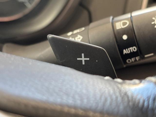 【パドルシフト】ハンドルから手を離さずに素早くシフトアップ＆ダウンができるので、エンジンブレーキを使う下り坂や高速道路の合流で加速したい場面で役立ちます。