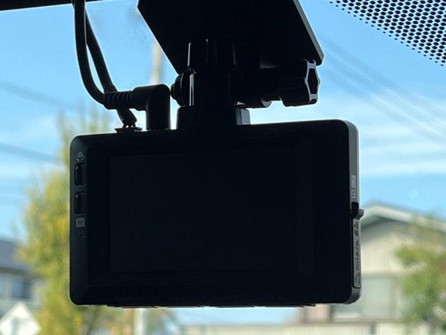 【ドライブレコーダー】安心・安全なカーライフに必須のドライブレコーダーを装備！走行中はもちろん、あおり運転や事故に遭遇した際の状況も映像で記録し、万一のリスクに備えます。