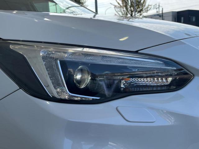 【ＬＥＤヘッドライト】悪天候や夜間走行時も良好な視界を確保し安心して運転できる高輝度ＬＥＤヘッドライトを装備！点灯速度が早く、消費電力も抑えられています。