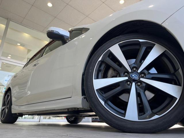 【純正１８インチアルミホイール】外観にマッチした純正アルミホイールを装着しております。各種社外アルミホイールや、スタッドレスタイヤも取扱いしております。是非ご相談ください♪