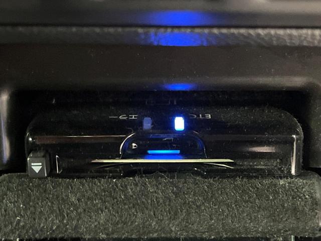 レガシィアウトバック リミテッド　Ｃ型　電動リアゲート　フリップダウンモニター　黒革　禁煙車　純正８型ナビ　バックカメラ　ＥＴＣ　純正１８インチアルミ　ステアリングヒーター　アダプティブクルーズコントロール　パワーシート（8枚目）