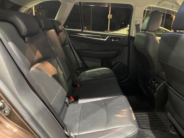 レガシィアウトバック リミテッド　Ｃ型　電動リアゲート　フリップダウンモニター　黒革　禁煙車　純正８型ナビ　バックカメラ　ＥＴＣ　純正１８インチアルミ　ステアリングヒーター　アダプティブクルーズコントロール　パワーシート（12枚目）