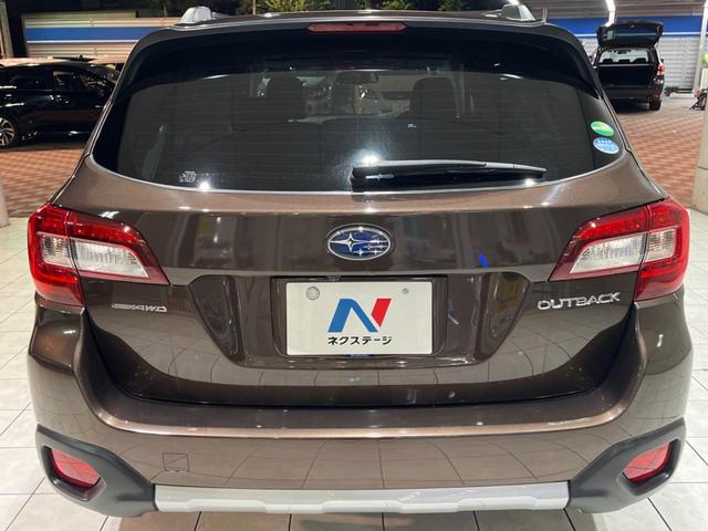 レガシィアウトバック リミテッド　Ｃ型　電動リアゲート　フリップダウンモニター　黒革　禁煙車　純正８型ナビ　バックカメラ　ＥＴＣ　純正１８インチアルミ　ステアリングヒーター　アダプティブクルーズコントロール　パワーシート（17枚目）