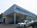 駐車場・ピットも完備しております。ご来店の際はスタッフが案内に参りますのでお車でお乗り入れ下さい。