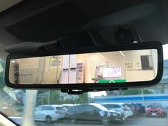 【スマートリヤビューミラー】後席の大きな荷物や同乗者で後方が確認しづらい時でも安心！カメラが撮影した車両後方の映像をルームミラー内に表示。クリアな視界で状況の確認が可能です！ 3