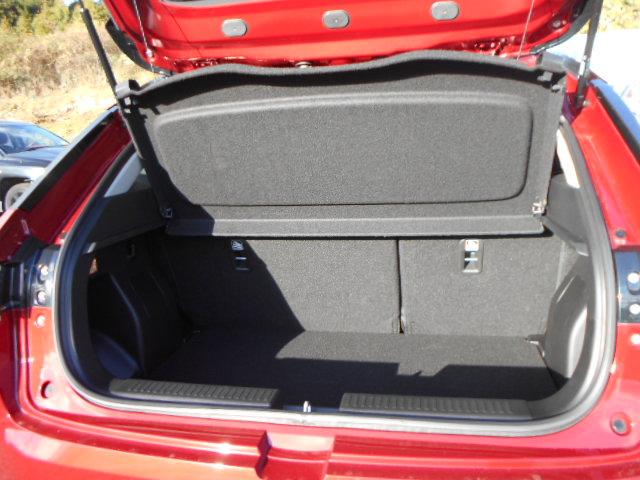 後部座席を立てた状態での収納スペースです。