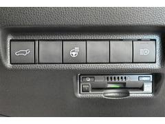 【パワーバックドア】重たいバックドアもスイッチを押すだけで閉めることができます。リモコンや車内のスイッチからも操作できます。 5