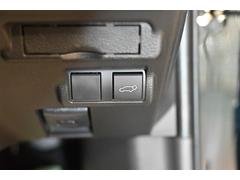 【パワーバックドア】スマートキーや運転席のボタンを押すだけでリアゲートが自動で開閉します！荷物を持っている時や、高い位置にあるバックドアを閉める際に便利な機能です 5