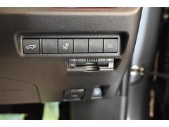 【パワーバックドア】重たいバックドアもスイッチを押すだけで閉めることができます。リモコンや車内のスイッチからも操作できます。 6