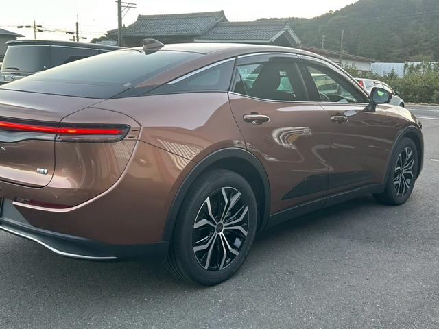 クラウンクロスオーバー Ｇアドバンスド　４ＷＤ　ハーフレザーシート　ディスプレイオーディオ　パノラミックビューモニター　ＥＴＣ２．０　デジタルインナーミラー　パワーシート　パワーバックドア　ＨＵＤ　ＢＳＭ　おくだけ充電　純正１９インチＡＷ（12枚目）