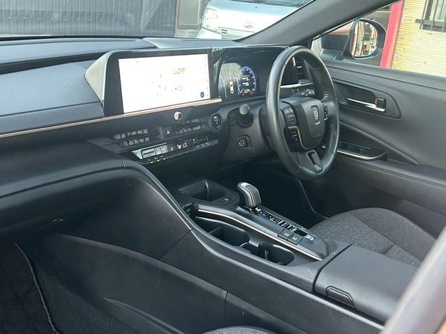 クラウンクロスオーバー Ｇアドバンスド　４ＷＤ　ハーフレザーシート　ディスプレイオーディオ　パノラミックビューモニター　ＥＴＣ２．０　デジタルインナーミラー　パワーシート　パワーバックドア　ＨＵＤ　ＢＳＭ　おくだけ充電　純正１９インチＡＷ（33枚目）