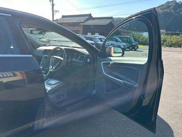 Ｖ６０ Ｔ４　ＳＥ　本革シート　純正ナビ　ＴＶ　バックソナー　ＥＴＣ　プッシュスタート　スマートキー　パワーシート　シートヒーター　純正１７インチアルミホイール（14枚目）