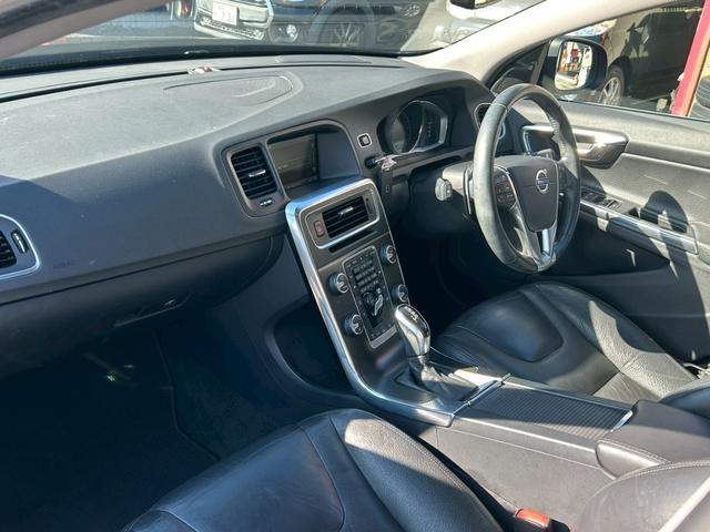 Ｖ６０ Ｔ４　ＳＥ　本革シート　純正ナビ　ＴＶ　バックソナー　ＥＴＣ　プッシュスタート　スマートキー　パワーシート　シートヒーター　純正１７インチアルミホイール（33枚目）