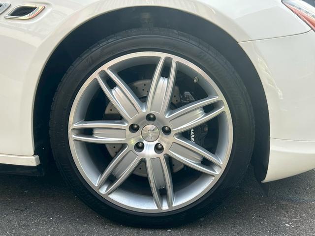 クアトロポルテ S サンルーフ ブラウンレザーシート 純正ナビ バックカメラ ETC パワーシート プッシュスタート スマートキー 純正20インチアルミホイール タイミングチェーン車(43枚目)