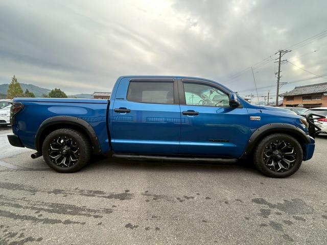 タンドラ クルーマックス リミテッド 2007年モデル グリルガード&テールガード ポケットスタイルオーバーフェンダー FUELOFFROAD20インチAW ローダウン ハードトノカバー&ヘッドライナー アルパインフリップダウンモニター(2枚目)