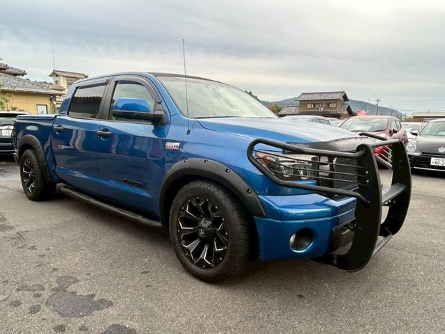 タンドラ クルーマックス リミテッド 2007年モデル グリルガード&テールガード ポケットスタイルオーバーフェンダー FUELOFFROAD20インチAW ローダウン ハードトノカバー&ヘッドライナー アルパインフリップダウンモニター(3枚目)