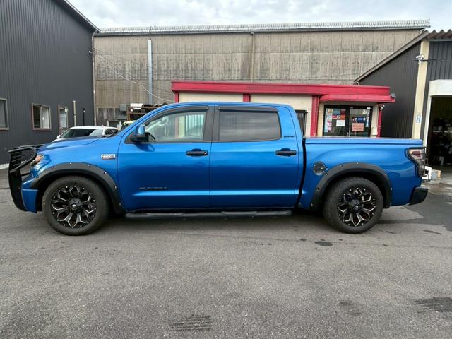 タンドラ クルーマックス リミテッド 2007年モデル グリルガード&テールガード ポケットスタイルオーバーフェンダー FUELOFFROAD20インチAW ローダウン ハードトノカバー&ヘッドライナー アルパインフリップダウンモニター(6枚目)