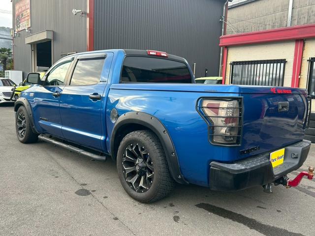 タンドラ クルーマックス リミテッド 2007年モデル グリルガード&テールガード ポケットスタイルオーバーフェンダー FUELOFFROAD20インチAW ローダウン ハードトノカバー&ヘッドライナー アルパインフリップダウンモニター(7枚目)