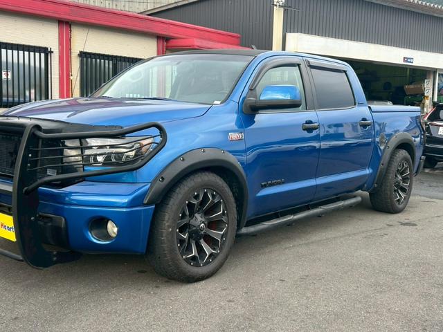 タンドラ クルーマックス リミテッド 2007年モデル グリルガード&テールガード ポケットスタイルオーバーフェンダー FUELOFFROAD20インチAW ローダウン ハードトノカバー&ヘッドライナー アルパインフリップダウンモニター(11枚目)