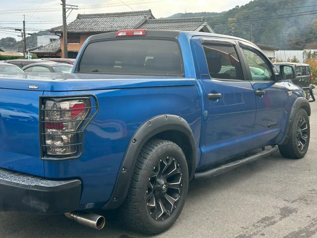 タンドラ クルーマックス リミテッド 2007年モデル グリルガード&テールガード ポケットスタイルオーバーフェンダー FUELOFFROAD20インチAW ローダウン ハードトノカバー&ヘッドライナー アルパインフリップダウンモニター(13枚目)