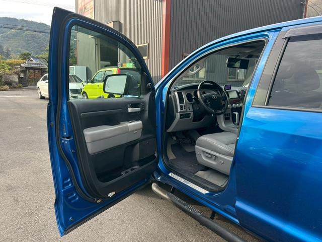 タンドラ クルーマックス リミテッド 2007年モデル グリルガード&テールガード ポケットスタイルオーバーフェンダー FUELOFFROAD20インチAW ローダウン ハードトノカバー&ヘッドライナー アルパインフリップダウンモニター(14枚目)