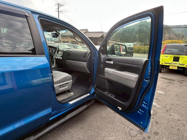 タンドラ クルーマックス リミテッド 2007年モデル グリルガード&テールガード ポケットスタイルオーバーフェンダー FUELOFFROAD20インチAW ローダウン ハードトノカバー&ヘッドライナー アルパインフリップダウンモニター(15枚目)