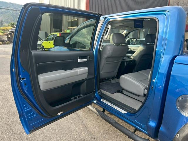 タンドラ クルーマックス リミテッド 2007年モデル グリルガード&テールガード ポケットスタイルオーバーフェンダー FUELOFFROAD20インチAW ローダウン ハードトノカバー&ヘッドライナー アルパインフリップダウンモニター(16枚目)