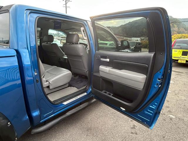 タンドラ クルーマックス リミテッド 2007年モデル グリルガード&テールガード ポケットスタイルオーバーフェンダー FUELOFFROAD20インチAW ローダウン ハードトノカバー&ヘッドライナー アルパインフリップダウンモニター(17枚目)