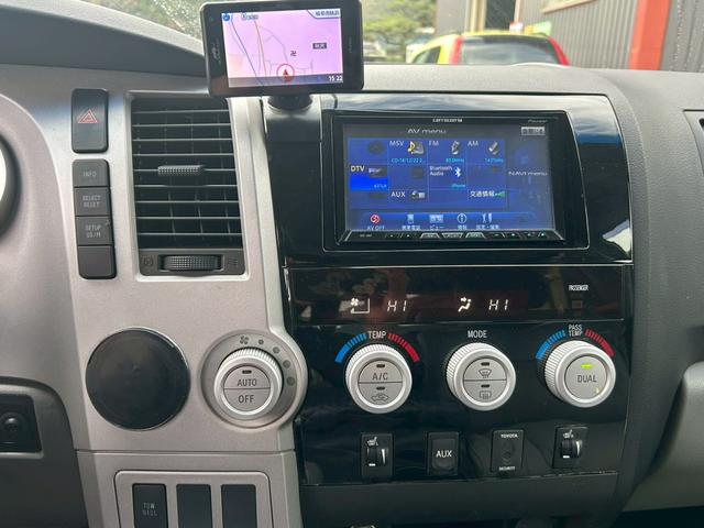 タンドラ クルーマックス リミテッド 2007年モデル グリルガード&テールガード ポケットスタイルオーバーフェンダー FUELOFFROAD20インチAW ローダウン ハードトノカバー&ヘッドライナー アルパインフリップダウンモニター(32枚目)