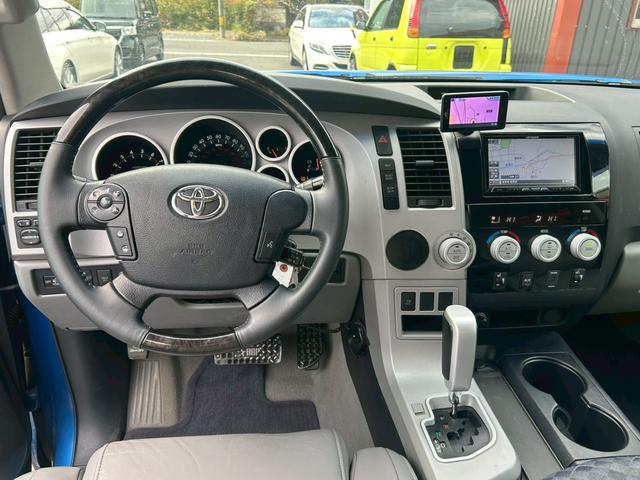 タンドラ クルーマックス リミテッド 2007年モデル グリルガード&テールガード ポケットスタイルオーバーフェンダー FUELOFFROAD20インチAW ローダウン ハードトノカバー&ヘッドライナー アルパインフリップダウンモニター(33枚目)