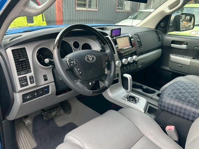 タンドラ クルーマックス リミテッド 2007年モデル グリルガード&テールガード ポケットスタイルオーバーフェンダー FUELOFFROAD20インチAW ローダウン ハードトノカバー&ヘッドライナー アルパインフリップダウンモニター(36枚目)