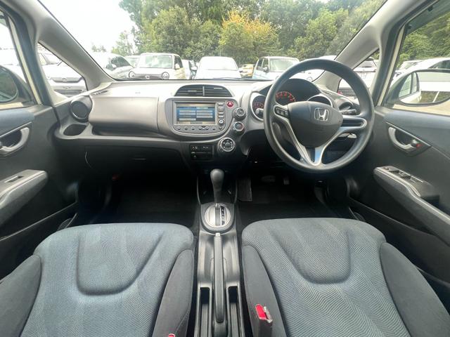 フィット Ｇスマートスタイルエディション　純正ナビ／スマートキー／リアカメラ／禁煙車／ドアバイザー／マニュアルエアコン／純正ＳＷ／ＨＩＤ／オートライト機能／保証なし／ＥＴＣ／（7枚目）