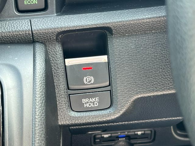 電子パーキングブレーキが標準装備です。ワンプッシュなので楽々です。