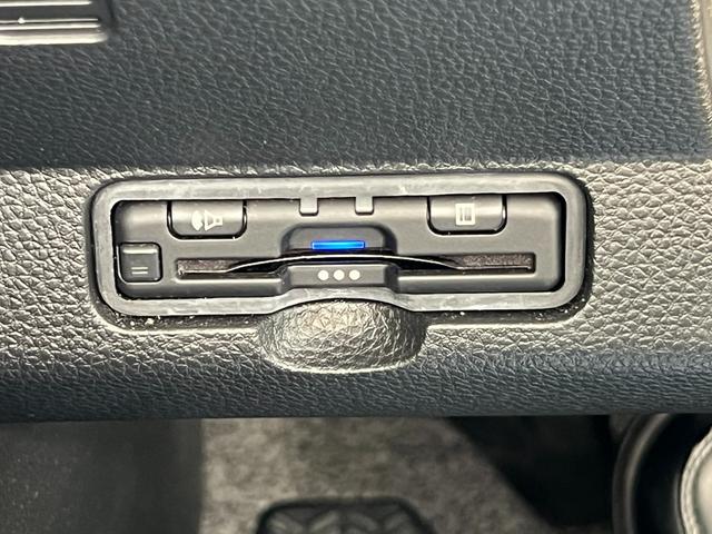 有料道路をキャッシュレスで通行できるＥＴＣ車載器付きです。運転席足元に設置されています。ＥＴＣセットアップ費用は含まれておりません。別途必要となります。