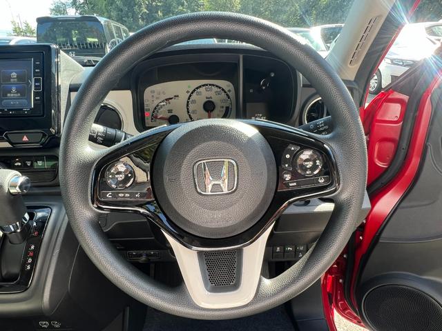 駐車場や交差点などでは軽く回せてスムーズに戻り、高速ではしっかりとした安心感のある手ごたえになる制御を採用したハンドルです！運転のしやすさに配慮し、こうした細部までこだわるハンドルです。