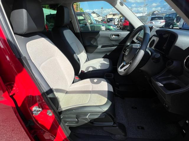 足元もゆったりで長時間の運転も疲れにくいフロントシートです。