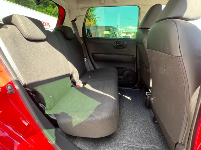 ２列目にご乗車の方もゆったり足が組める驚きの広さです。