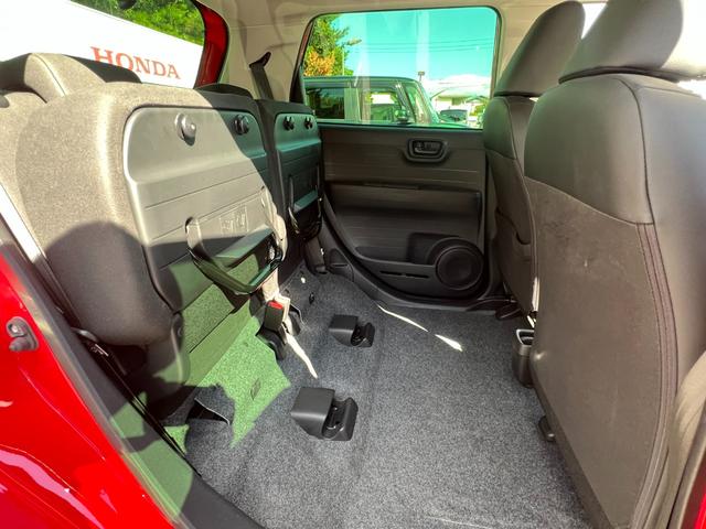 ２列目のシートは跳ね上げ可能！！大きな荷物も安心して乗せる事が出来ます♪