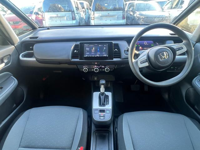 フィット ｅ：ＨＥＶベーシック　社外ナビ／ホンダセンシング／スマートキー／禁煙車／ＥＴＣ／リアカメラ／電子パーキング／ブレーキホールド／パーキングセンサー／サイドエアバック／誤発信抑制機能／保証書／（8枚目）