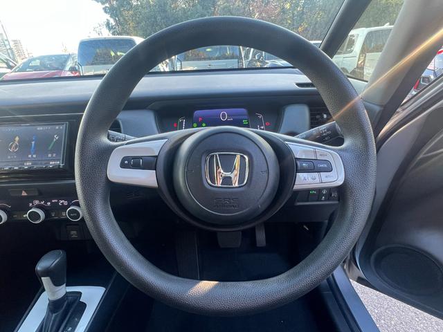 フィット ｅ：ＨＥＶベーシック　社外ナビ／ホンダセンシング／スマートキー／禁煙車／ＥＴＣ／リアカメラ／電子パーキング／ブレーキホールド／パーキングセンサー／サイドエアバック／誤発信抑制機能／保証書／（21枚目）