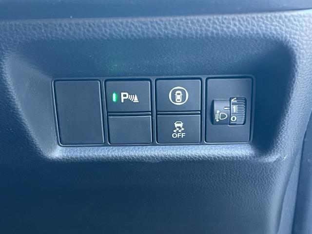 フィット ｅ：ＨＥＶベーシック　社外ナビ／ホンダセンシング／スマートキー／禁煙車／ＥＴＣ／リアカメラ／電子パーキング／ブレーキホールド／パーキングセンサー／サイドエアバック／誤発信抑制機能／保証書／（24枚目）