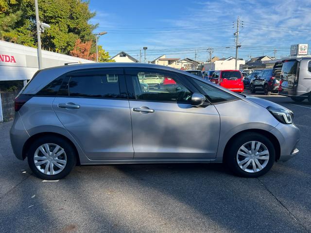 フィット ｅ：ＨＥＶベーシック　社外ナビ／ホンダセンシング／スマートキー／禁煙車／ＥＴＣ／リアカメラ／電子パーキング／ブレーキホールド／パーキングセンサー／サイドエアバック／誤発信抑制機能／保証書／（32枚目）