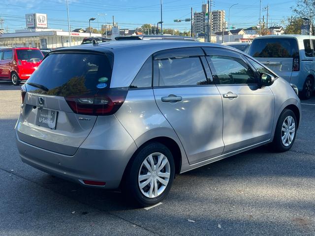 フィット ｅ：ＨＥＶベーシック　社外ナビ／ホンダセンシング／スマートキー／禁煙車／ＥＴＣ／リアカメラ／電子パーキング／ブレーキホールド／パーキングセンサー／サイドエアバック／誤発信抑制機能／保証書／（33枚目）