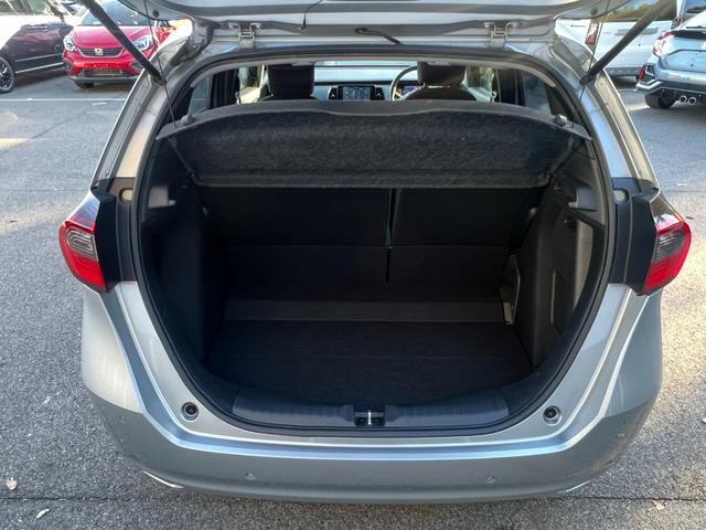 フィット ｅ：ＨＥＶベーシック　社外ナビ／ホンダセンシング／スマートキー／禁煙車／ＥＴＣ／リアカメラ／電子パーキング／ブレーキホールド／パーキングセンサー／サイドエアバック／誤発信抑制機能／保証書／（35枚目）