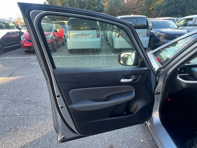 フィット ｅ：ＨＥＶベーシック　社外ナビ／ホンダセンシング／スマートキー／禁煙車／ＥＴＣ／リアカメラ／電子パーキング／ブレーキホールド／パーキングセンサー／サイドエアバック／誤発信抑制機能／保証書／（42枚目）