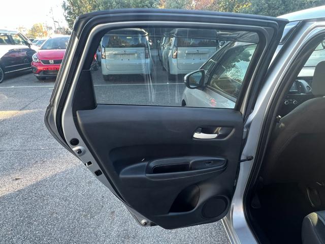 フィット ｅ：ＨＥＶベーシック　社外ナビ／ホンダセンシング／スマートキー／禁煙車／ＥＴＣ／リアカメラ／電子パーキング／ブレーキホールド／パーキングセンサー／サイドエアバック／誤発信抑制機能／保証書／（43枚目）