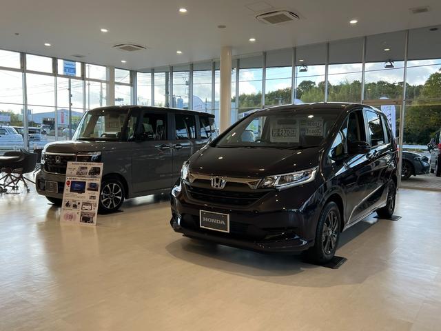 フィット ｅ：ＨＥＶベーシック　社外ナビ／ホンダセンシング／スマートキー／禁煙車／ＥＴＣ／リアカメラ／電子パーキング／ブレーキホールド／パーキングセンサー／サイドエアバック／誤発信抑制機能／保証書／（65枚目）