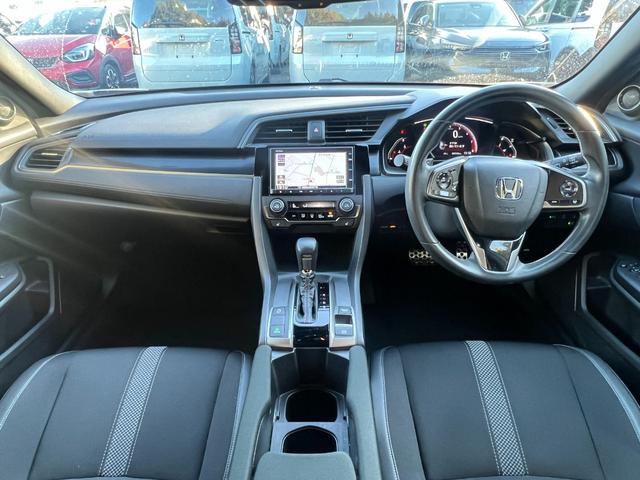 シビック ハッチバック　ギャザズナビ／センシング／シートヒーター／禁煙車／運転席助手席パワーシート／コンビシート／ブラインドスポット／純正１８ＡＷ／ＬＥＤヘッドライト／オートリトラミラー／電子パーキング／スマートキー（8枚目）